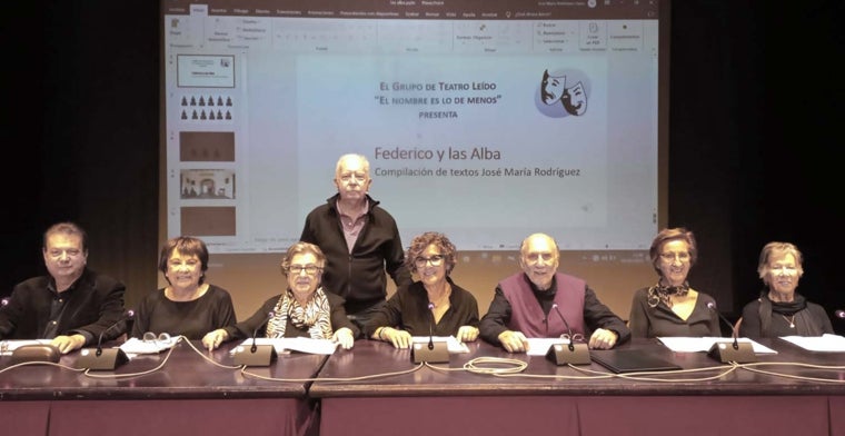 Grupo de teatro leído. en el fondo, amigos y teatreros
