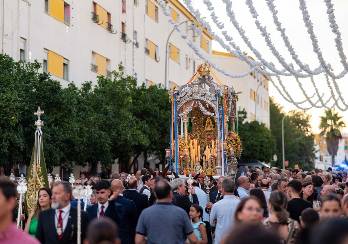 La carroza de Huelva por las calles de Perez Cubillas