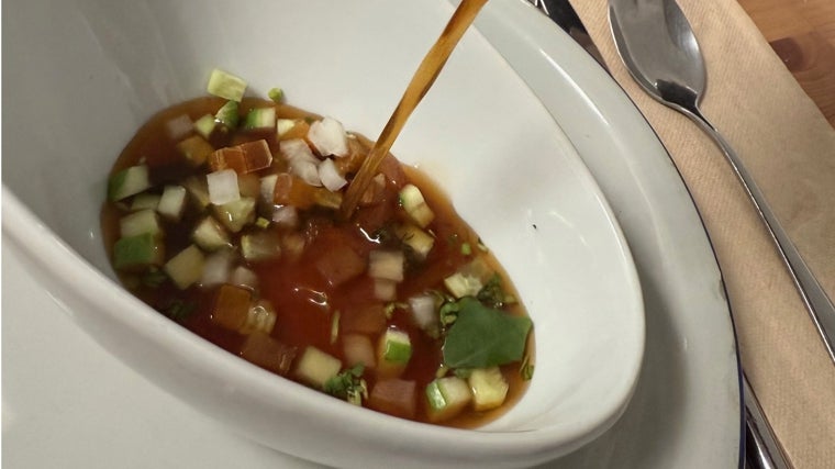 Consomé frío de miel, oloroso y vinagre con dados de botarga, pepino, cebolleta y albahaca