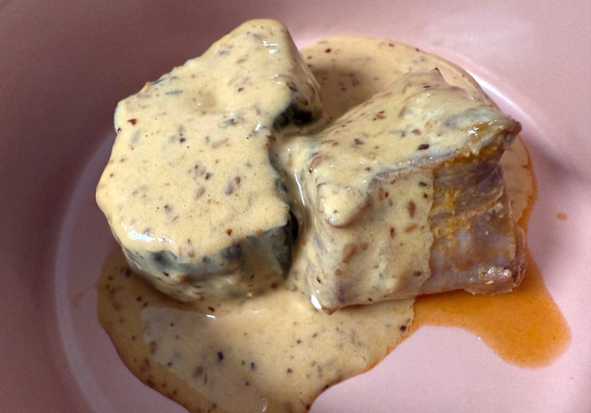 Morrillo de atún, berenjena y salsa de sésamo, un plato del menú de Ultra Marino, en El Rompido, Huelva