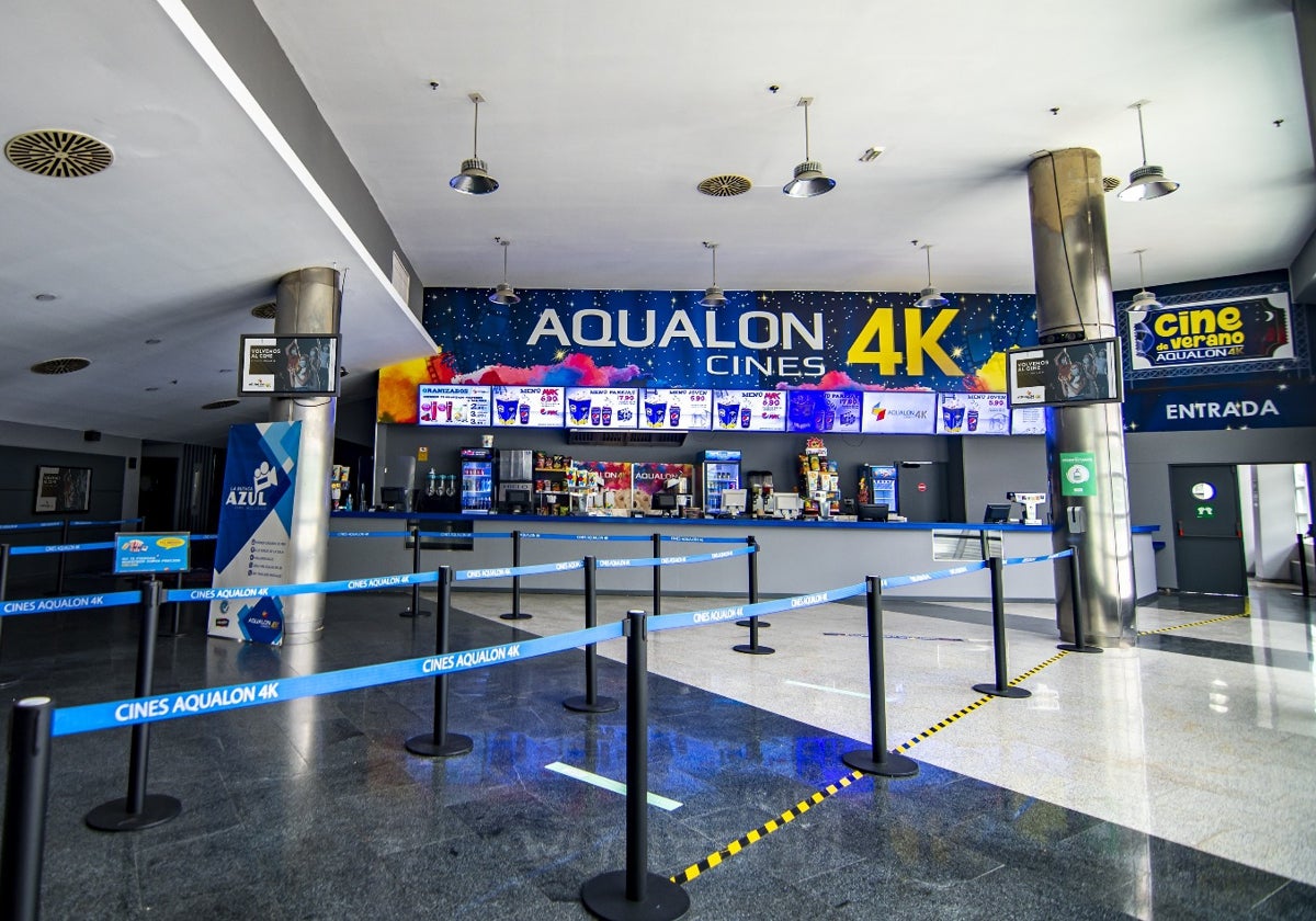 Entrada a los cines de Aqualon