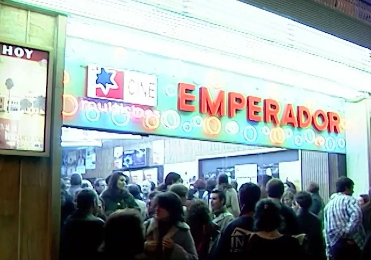 Colas a la entrada del cine Emperador
