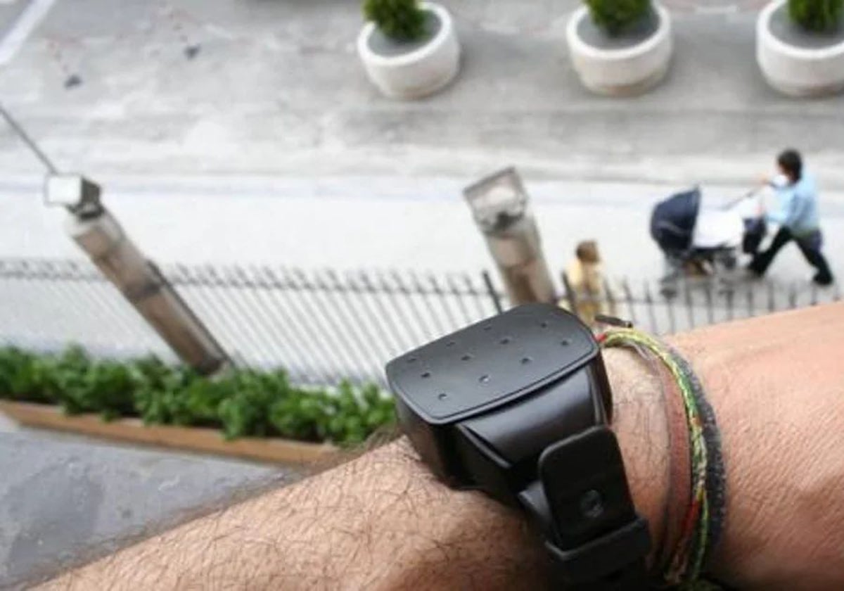En la imagen, una pulsera de control telemático para evitar el acercamiento