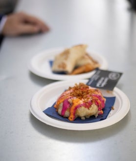 Imagen secundaria 2 - Algunas de las tapas que se pueden consumir del jueves al domingo en el solar del antiguo Mercado del Carmen