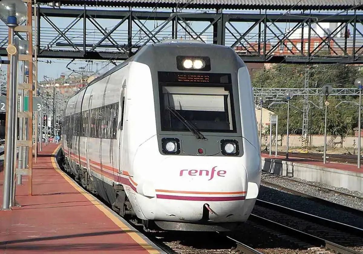 Uno de los trenes en la estación onubense