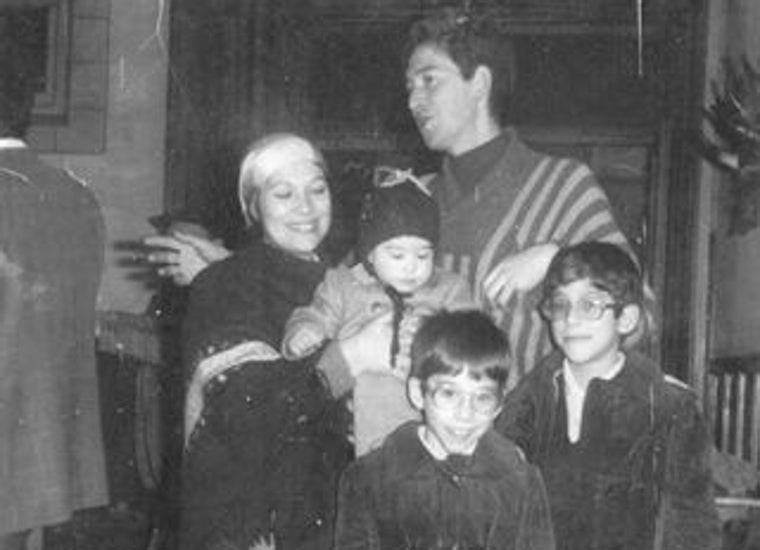 Andi, abajo en el centro, riendo como siempre, y familia