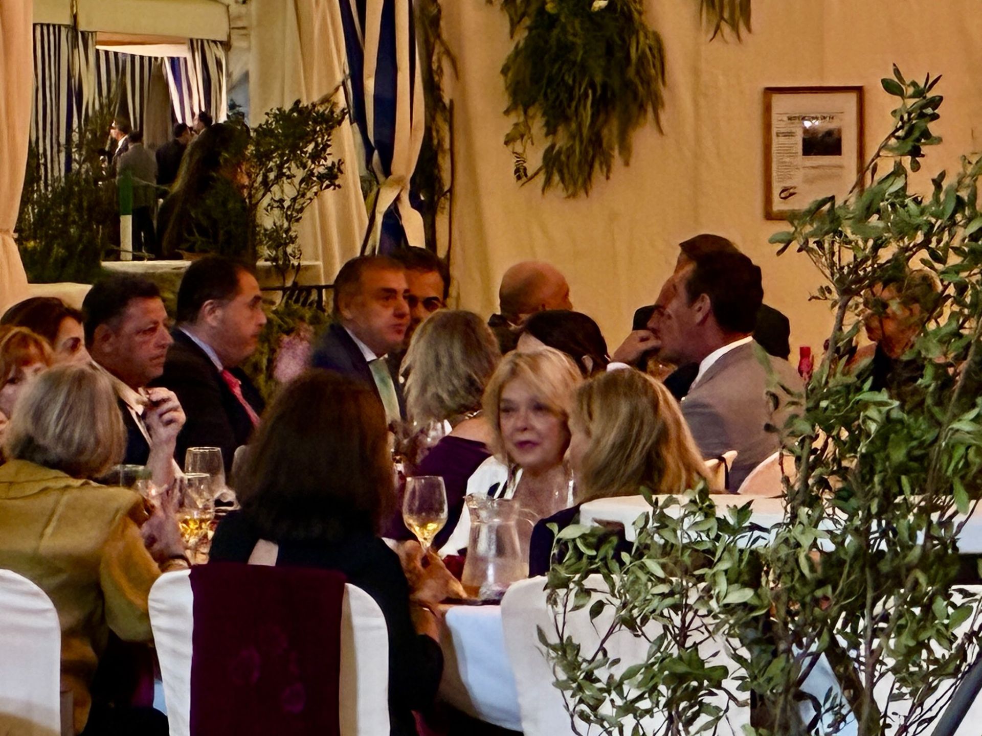 La cena del choquito frito en la Feria del Caballo de Huelva, en imágenes