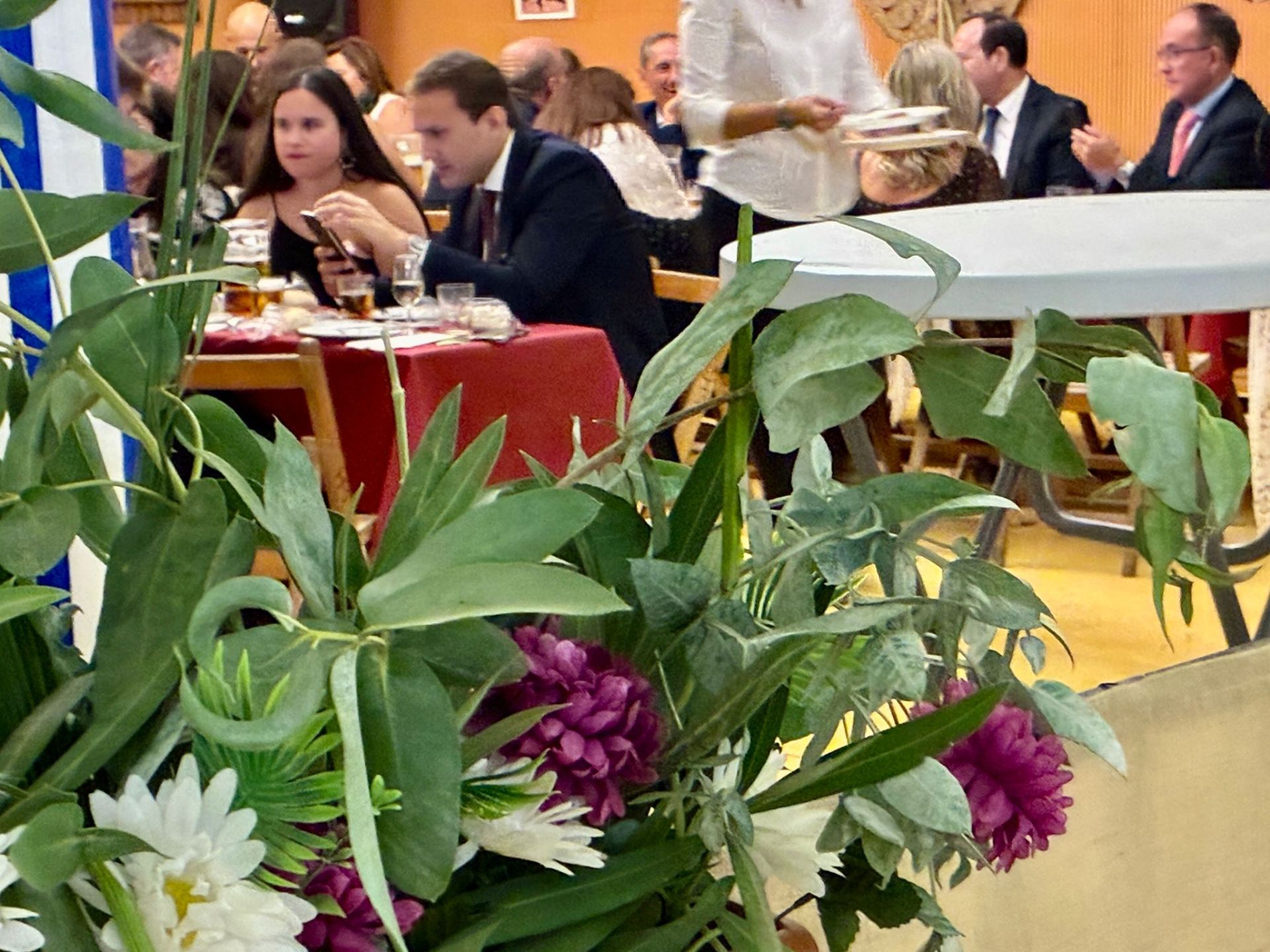 La cena del choquito frito en la Feria del Caballo de Huelva, en imágenes