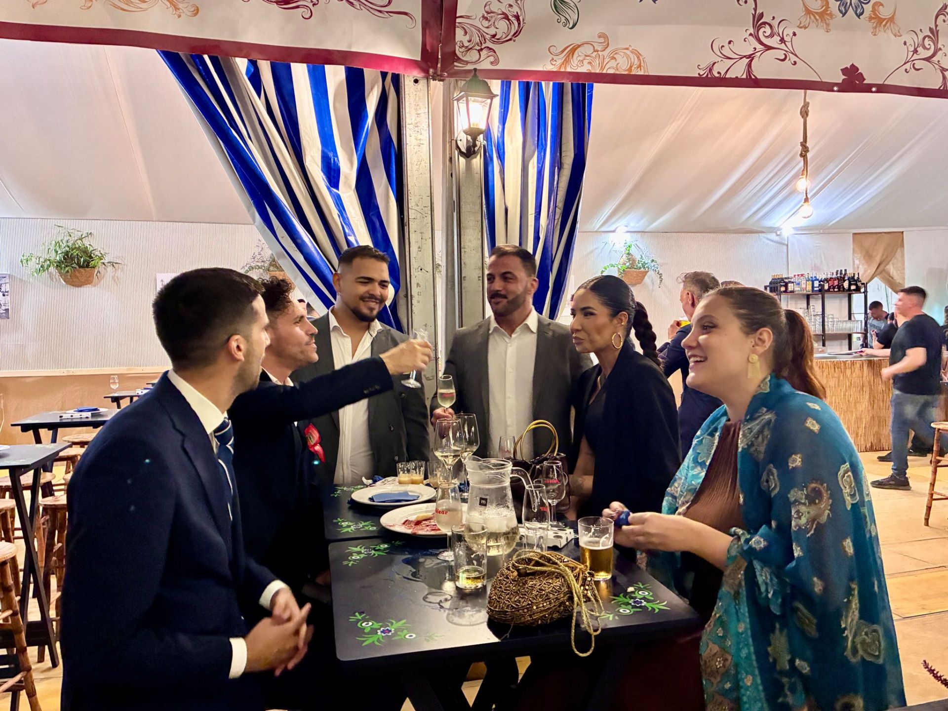 La cena del choquito frito en la Feria del Caballo de Huelva, en imágenes