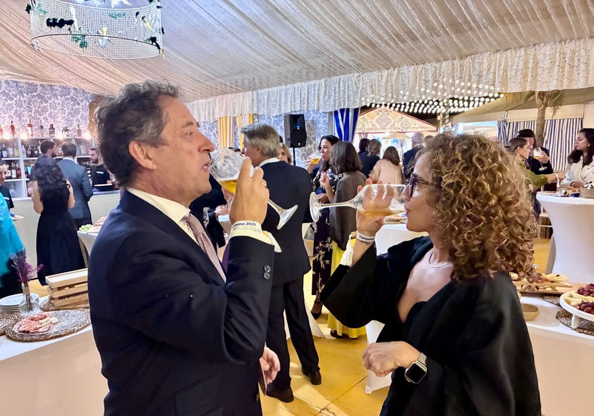 Brindis por el inicio oficioso de la Feria de Otoño y del Caballo en una de sus casetas