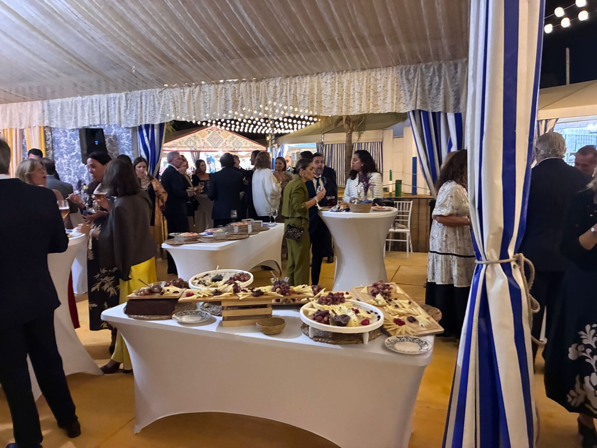 La cena del choquito frito en la Feria del Caballo de Huelva, en imágenes