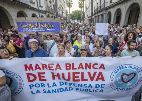 Imagen secundaria 1 - Centenares de personas se han reunido este jueves en las calles del centro de Huelva para reclamar soluciones a los problemas detectados en el diagnóstico del cáncer de mama