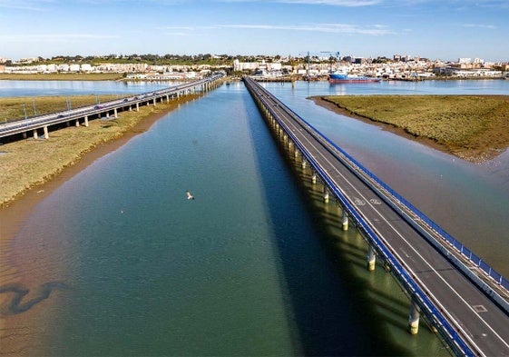 A la derecha, el puente sifón 'Santa Eulalia'