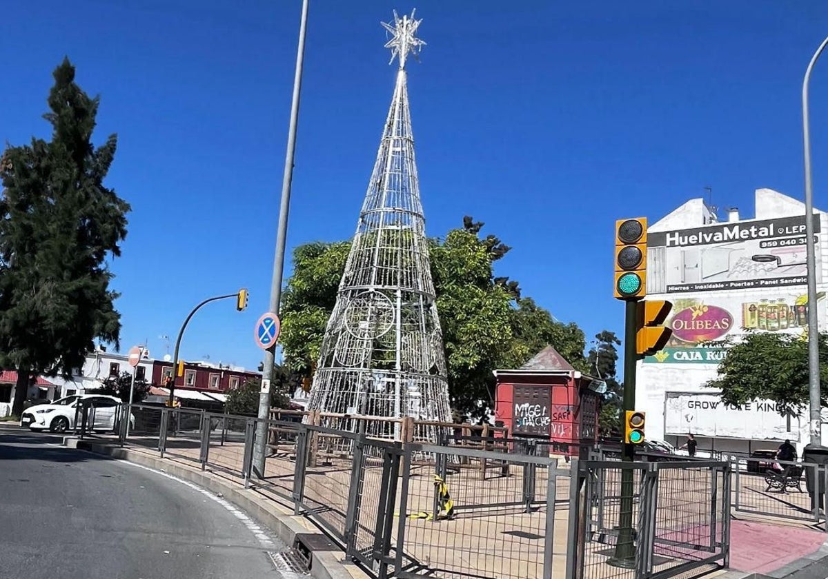 Uno de los árboles de Navidad que ya se ha instalado en la ciudad