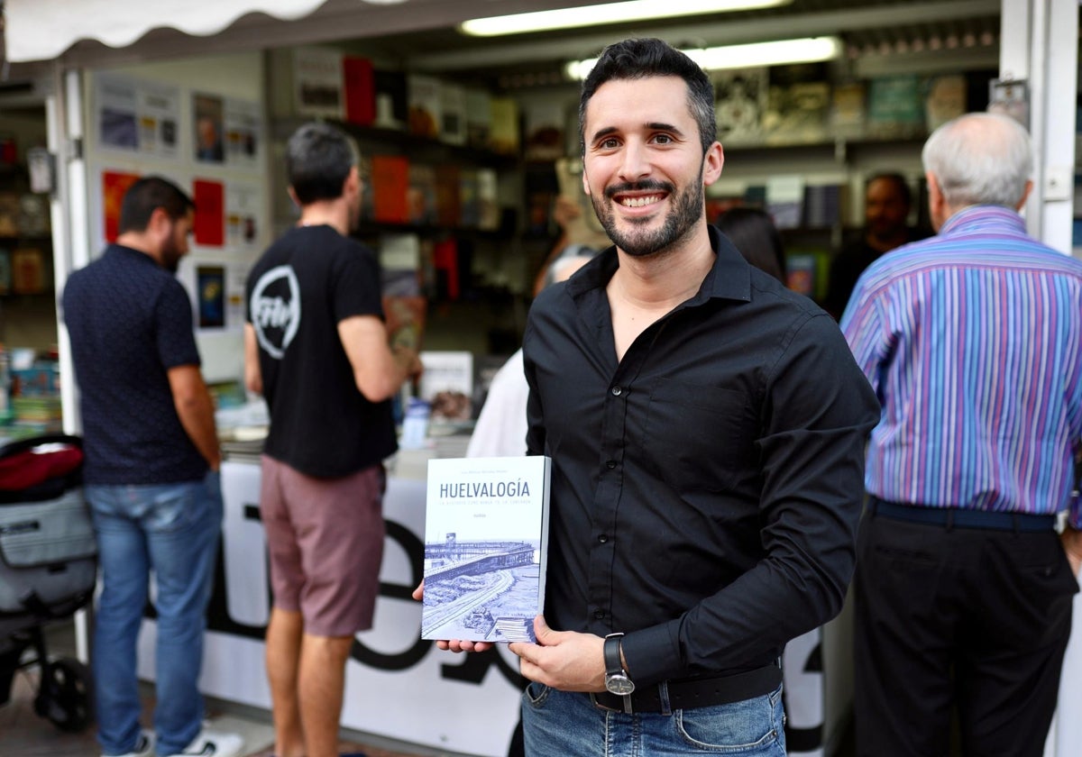 Luis Alfonso Morales, con su primera obra, 'Huelvalogía', en la Feria del Libro de Huelva