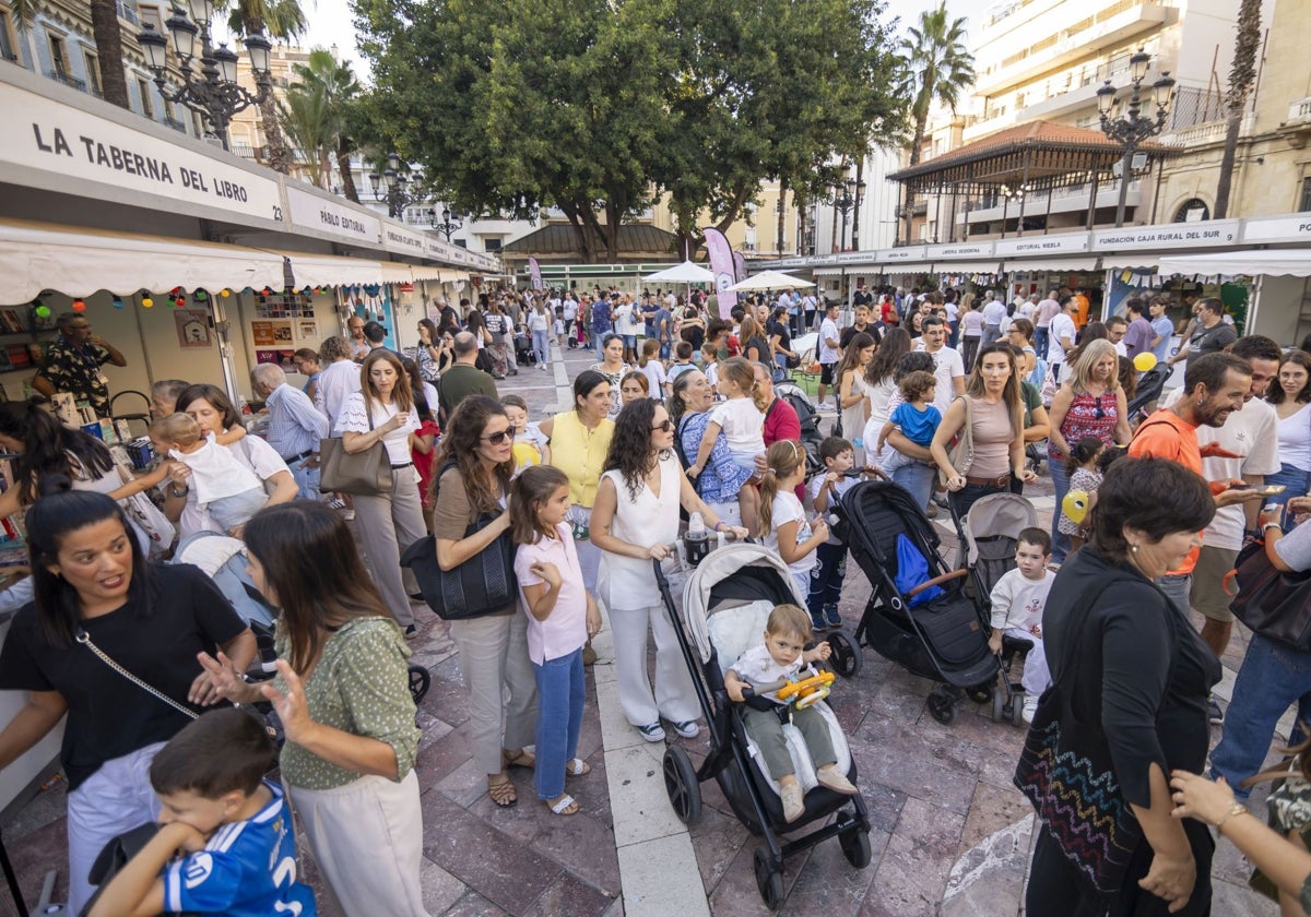 Gran ambiente en la Feria del Libro de Huelva