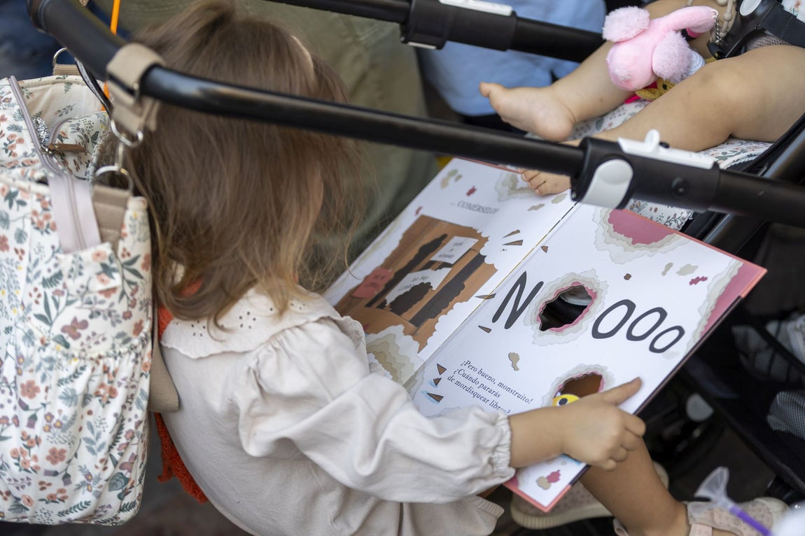 La primera jornada de la Feria del Libro de Huelva, en imágenes