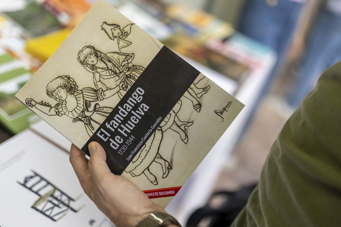 La primera jornada de la Feria del Libro de Huelva, en imágenes