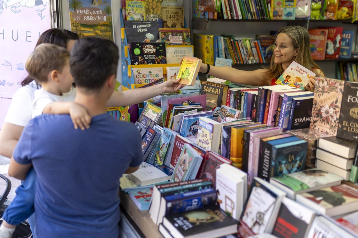 La primera jornada de la Feria del Libro de Huelva, en imágenes