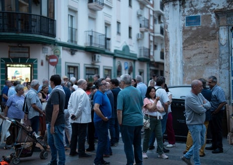 Imagen secundaria 1 - Una treintena de personas se concentra para pedir mantener la casa de Diego Díaz Hierro en Huelva