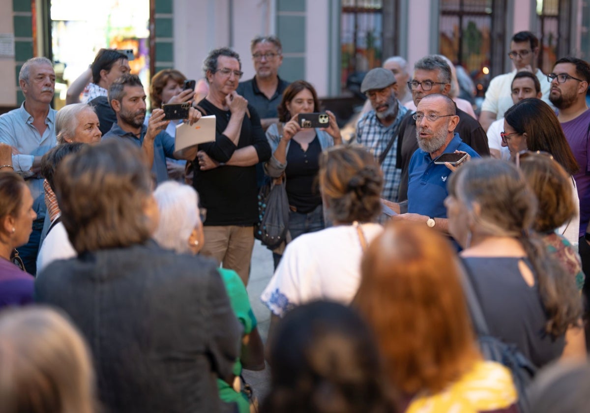 Lectura del manifiesto contra la demolición de la casa de Diego Díaz Hierro