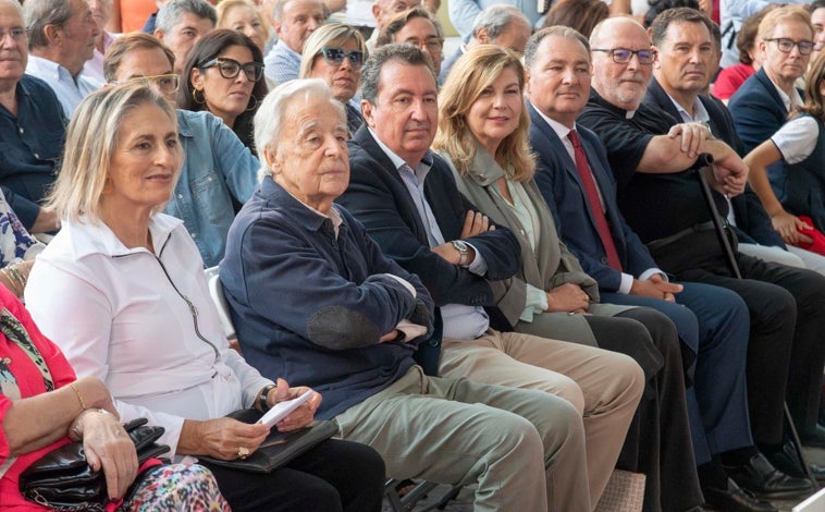 Imagen principal - Arriba, en primera fila, su mujer, José Luis Ruiz o los 'populares' Manuel Andrés González, Berta Centeno y David Toscano, entre otros compañeros y amigos. Sobre estas líneas, Bernardo Romero durante su presentación y Belén Pérez, aplaudida tras su intervención