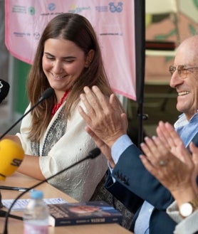 Imagen secundaria 2 - Arriba, en primera fila, su mujer, José Luis Ruiz o los 'populares' Manuel Andrés González, Berta Centeno y David Toscano, entre otros compañeros y amigos. Sobre estas líneas, Bernardo Romero durante su presentación y Belén Pérez, aplaudida tras su intervención