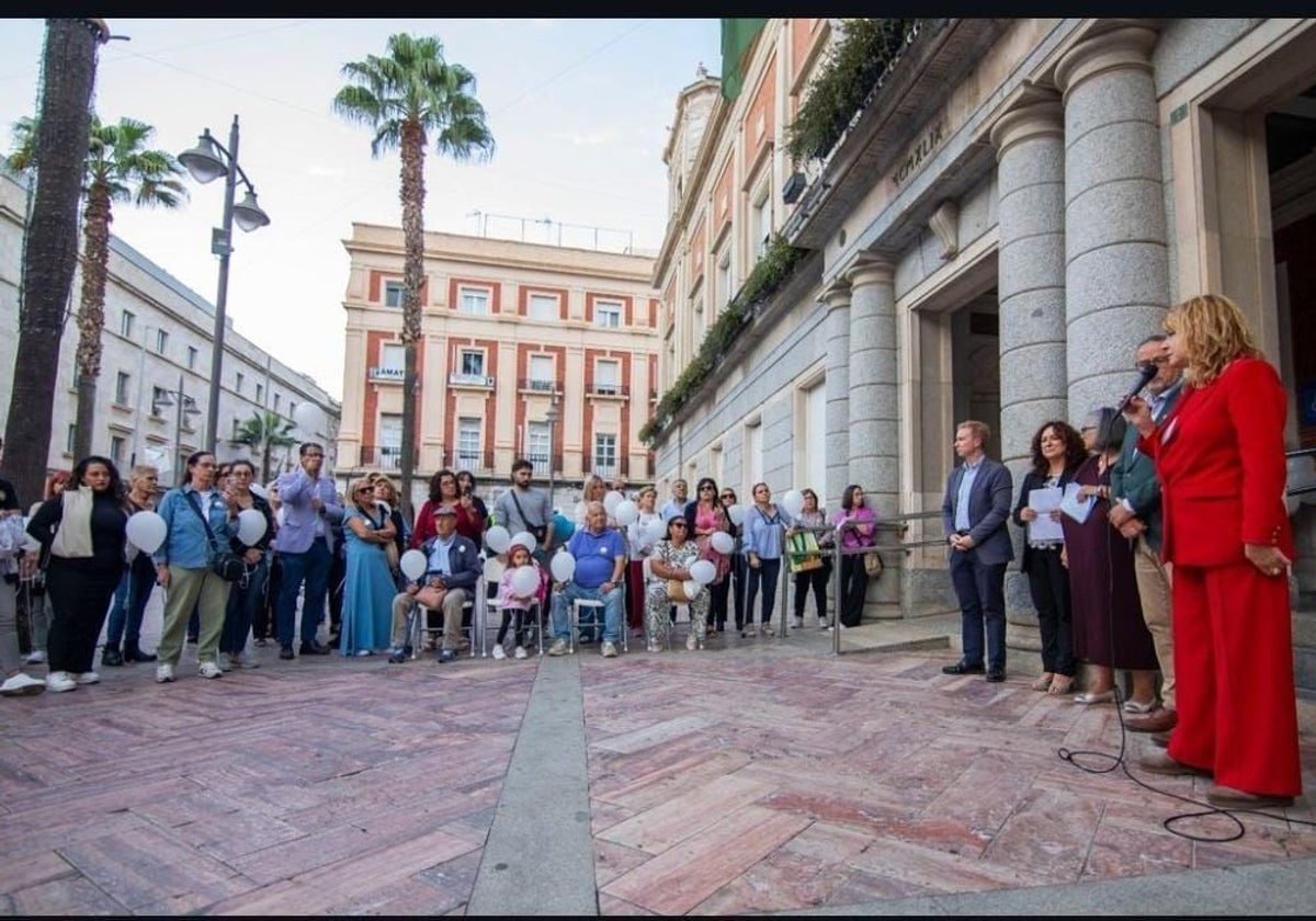 Suelta de globos el pasado año a las puertas del Ayuntamiento de Huelva