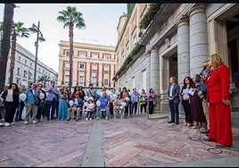 Los padres de la Asociación 'Un camino diferente' celebran en Huelva una suelta de globos en recuerdo a los hijos que perdieron