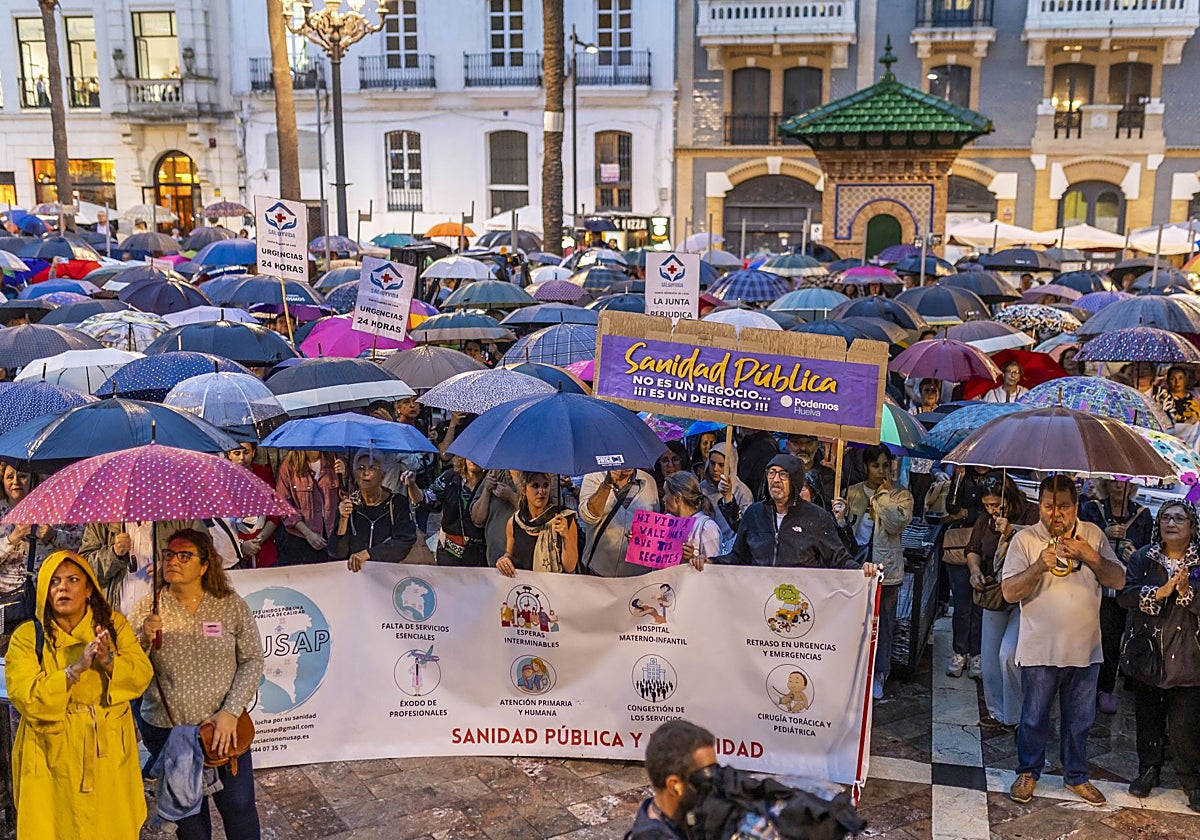 Los paraguas han sido protagonistas en el cierre de la manifestación por la sanidad pública en la Plaza de las Monjas