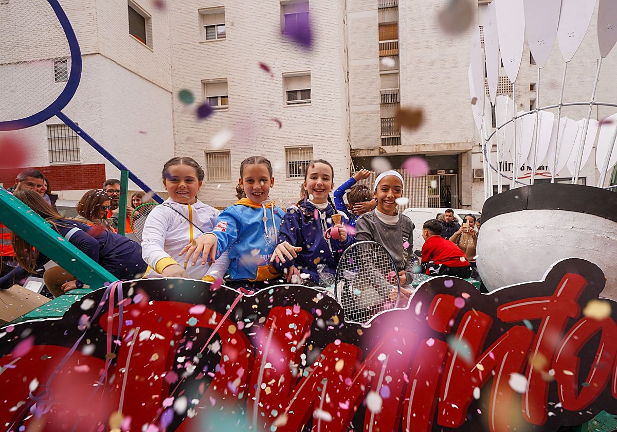 Niños en una carroza de la Cabalgata de Reyes de 2024