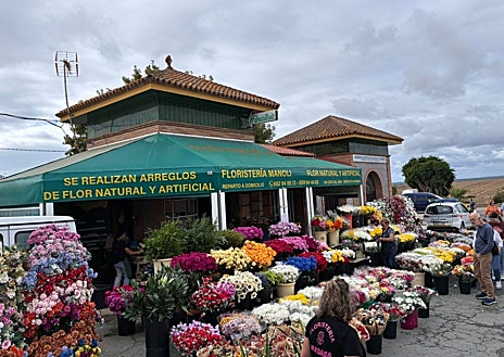 Imagen secundaria 1 - Día de Todos los Santos en el cementerio de Huelva: «La docena de claveles está carísima»
