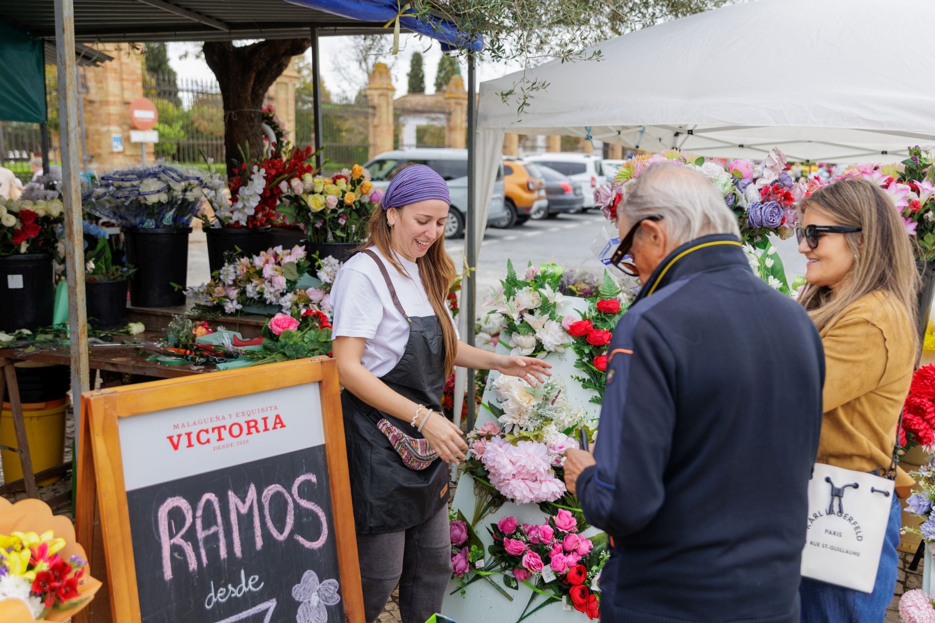 Imágenes del Día de todos los Santos en el cementerio de Huelva