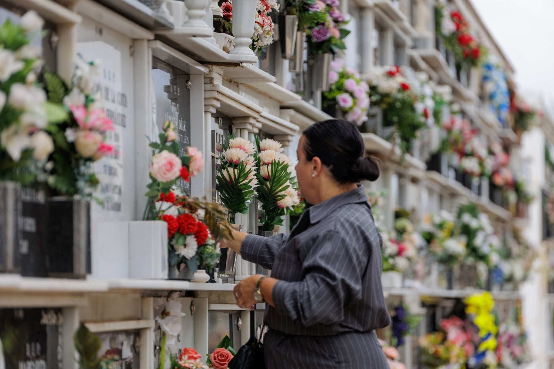 Imágenes del Día de todos los Santos en el cementerio de Huelva