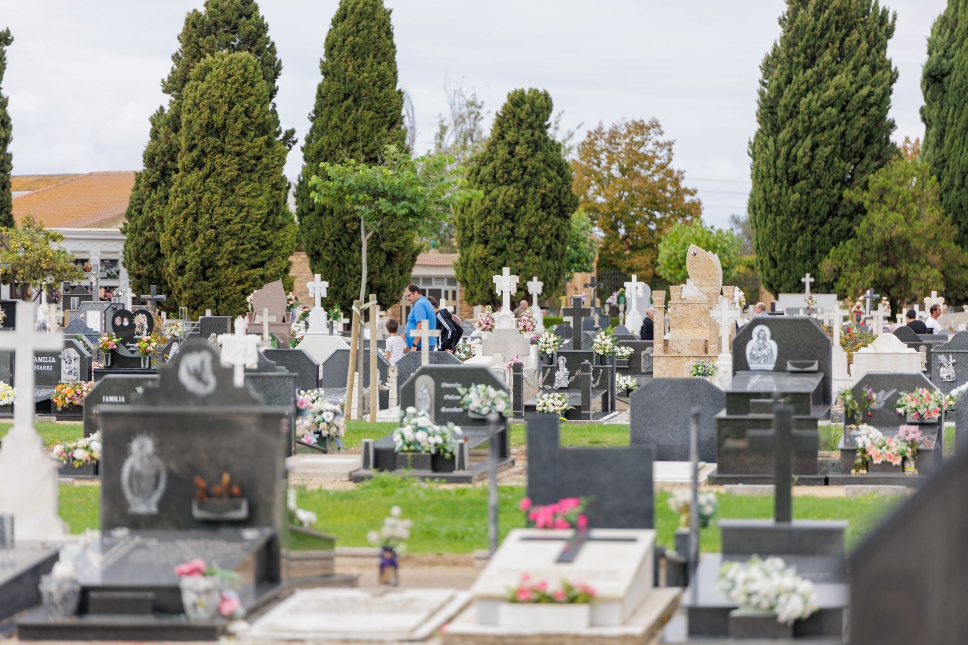 Imágenes del Día de todos los Santos en el cementerio de Huelva