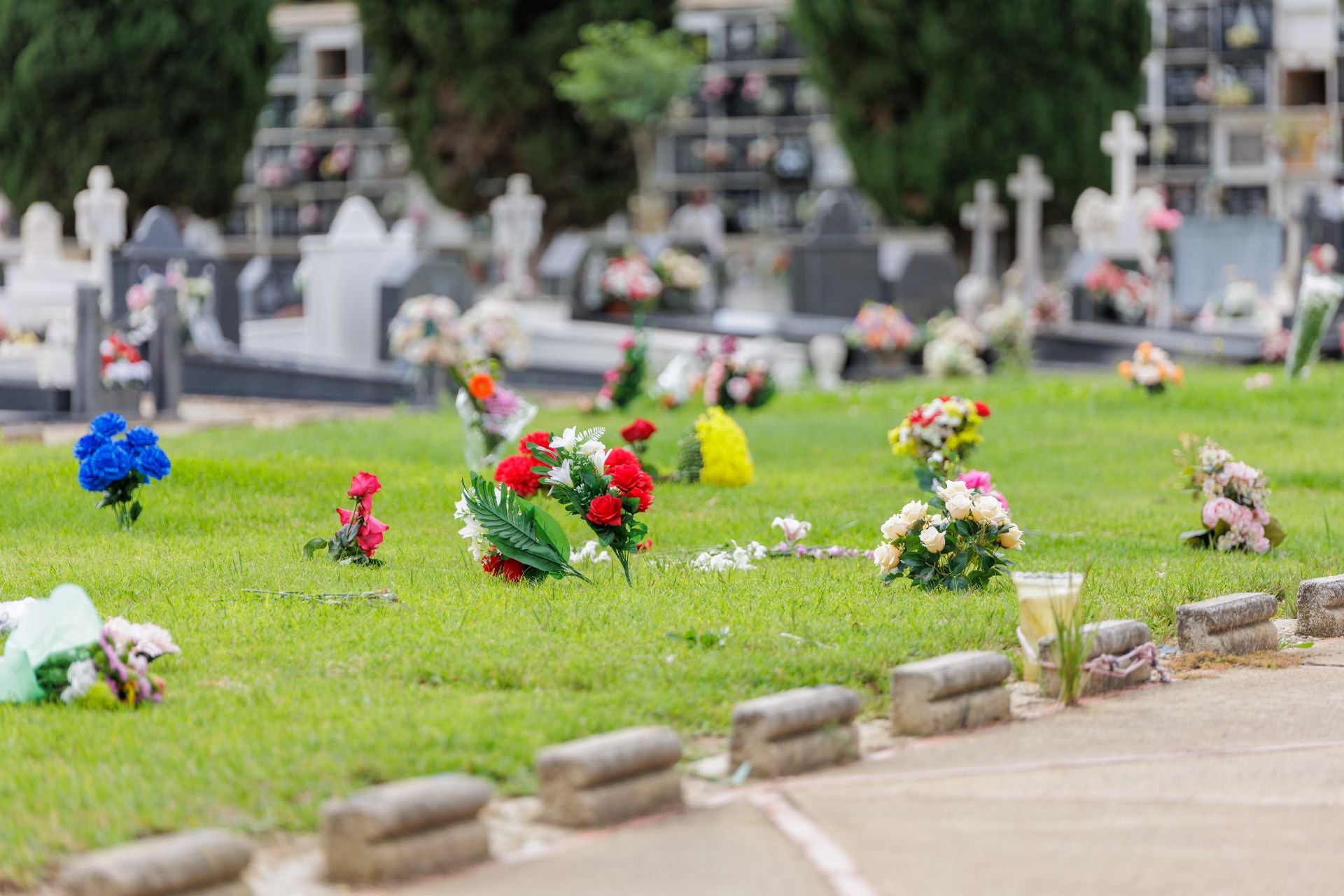 Imágenes del Día de todos los Santos en el cementerio de Huelva