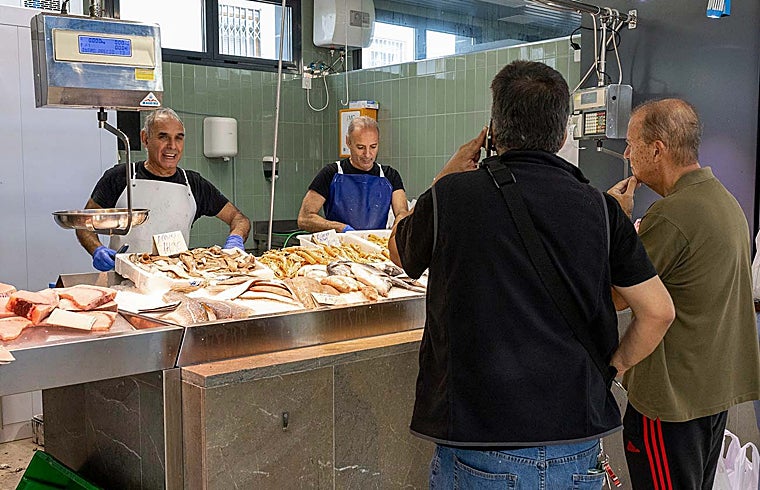 Uno de los puestos de pescado de la plaza