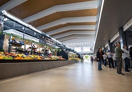 El renovado mercado de San Sebastián de Huelva cumple 100 días: «La aceptación de nuevos clientes nos está dando vida»