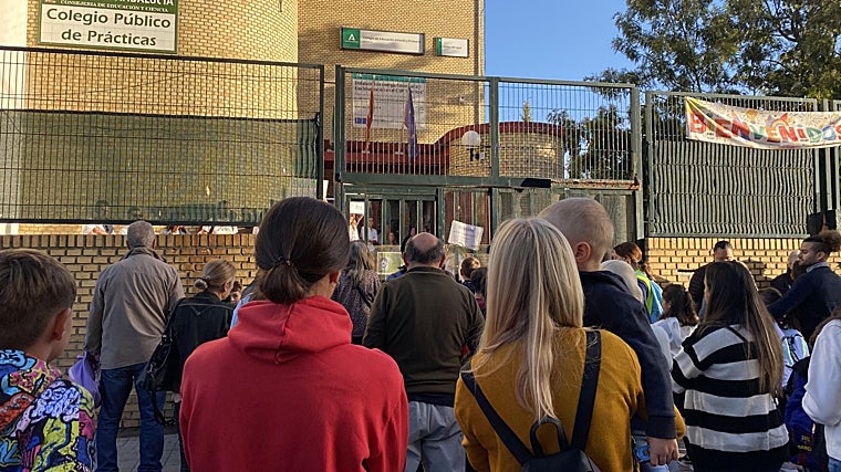 Familias esta mañana en la concentración