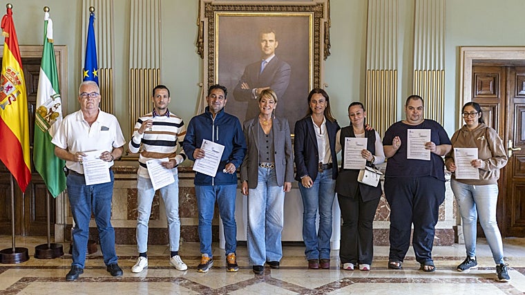 Algunos de los beneficiarios en el Ayuntamiento de Huelva junto a Pilar Miranda