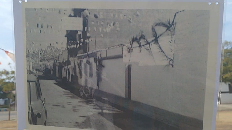 Calle El Almendro, Fuentepiña en fiestas. En ese solar de la derecha se estableció después el bar taberna El Topete.