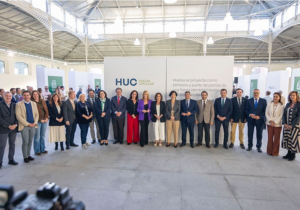 Foto de familia tras la firma del convenio para la instalación del CIECA en Huelva