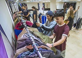 Organizan un mercadillo de ropa vintage en Huelva para este fin de semana: todas las prendas se venden a nueve euros