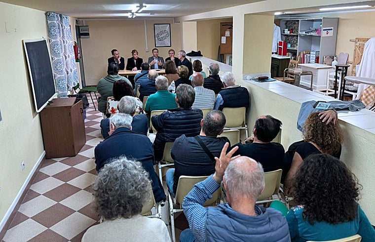 La alcaldesa y algunos de sus concejales durante la reunión con los vecinos