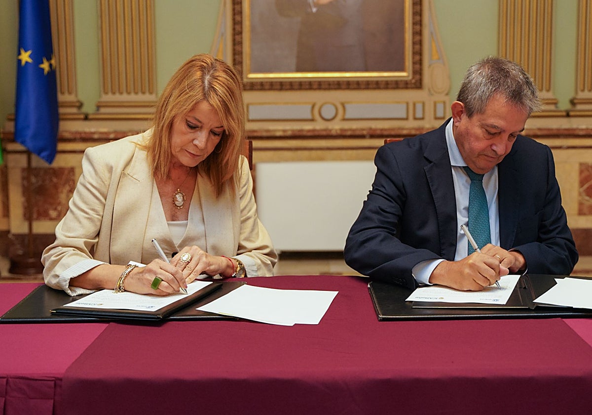 Firma del acuerdo para la creación de la Oficina Antiokupas de Huelva