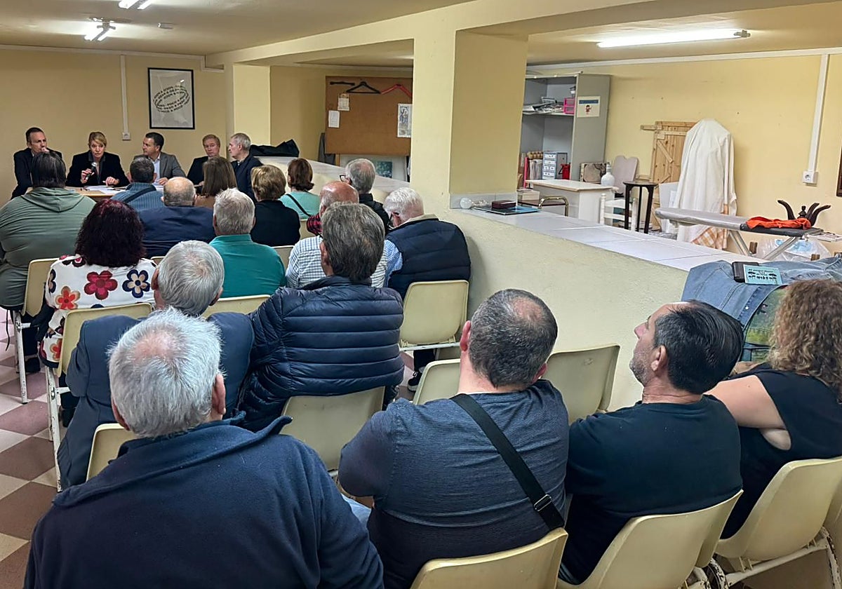 Imagen de la reunión mantenida el martes con los vecinos