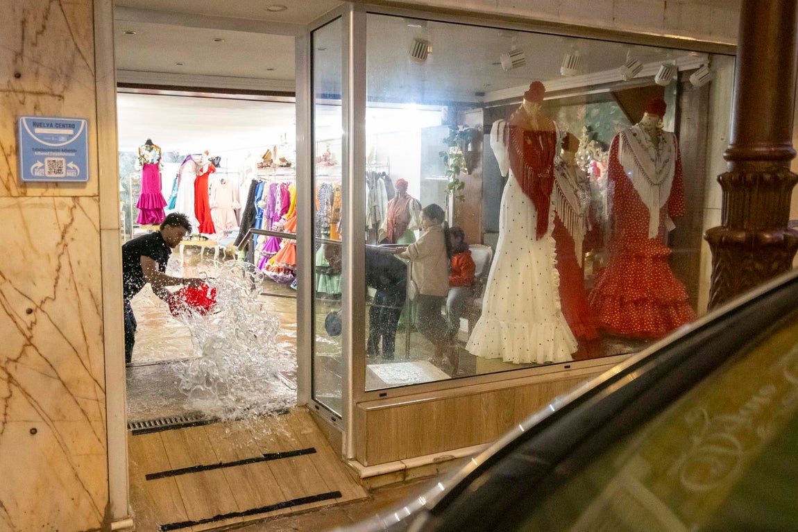 Las inundaciones de la borrasca Claudia en Huelva capital, en imágenes