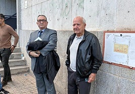 Santiago, padre de Alicia Rodríguez (derecha), junto al abogado de la familia, Enrique Arroyo