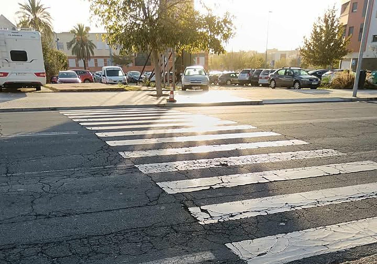 Uno de los pasos de cebra que está cerca de los tres colegios de la barriada Santa Marta de Huelva