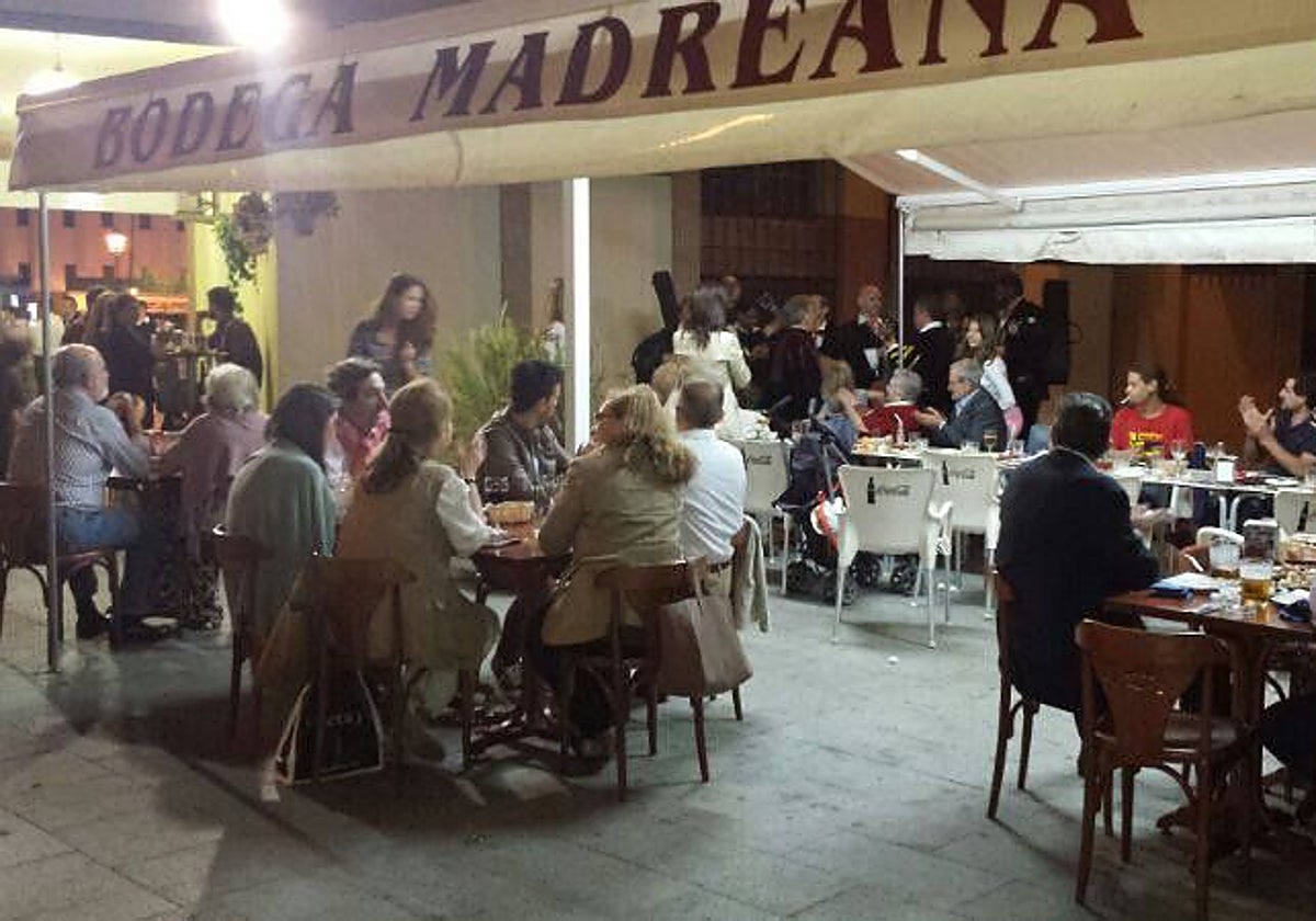 Varios clientes en la terraza de la Bodega Madreana en la calle Pablo Rada de Huelva capital